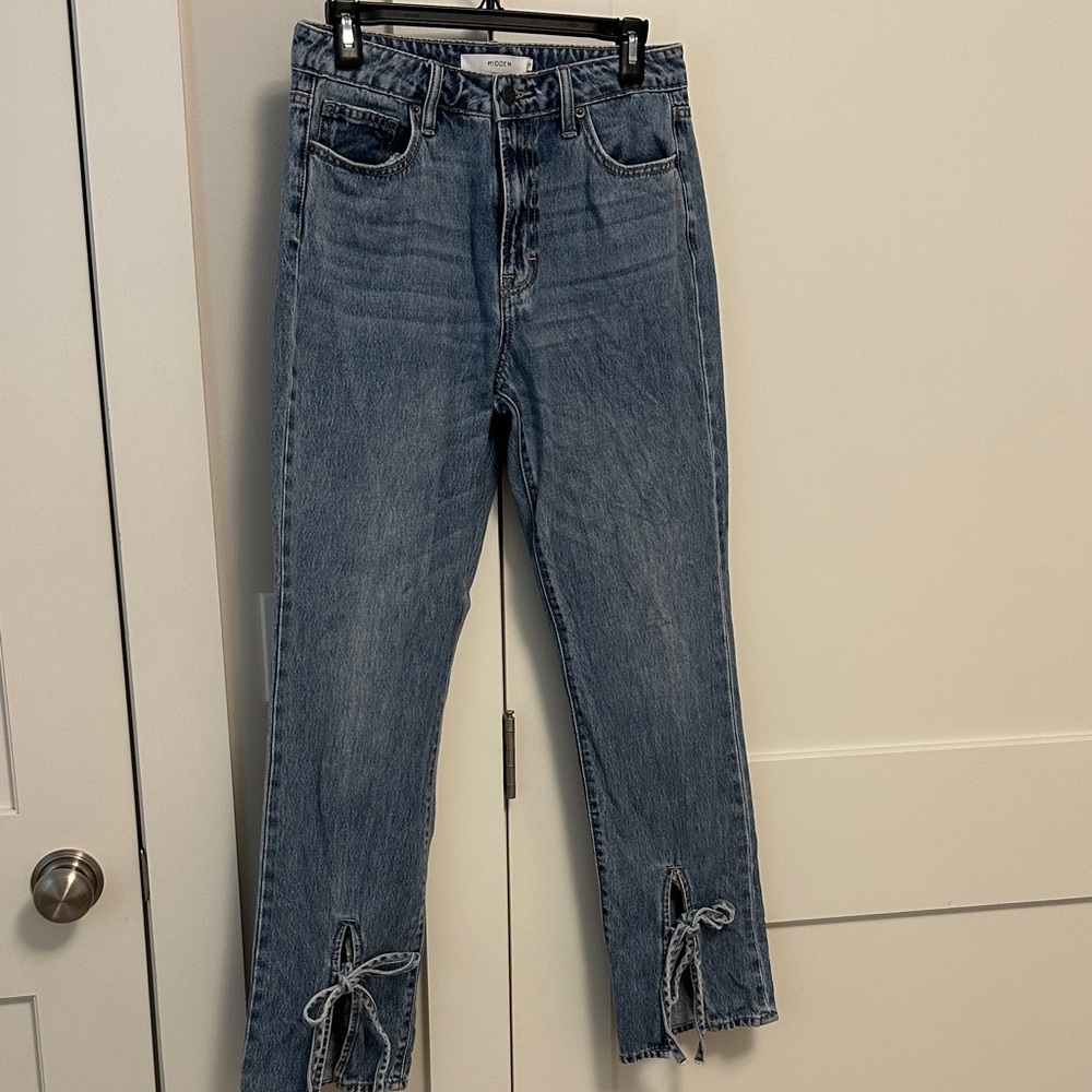 Stylish Blue Women's Cropped Jeans with Bow Accents